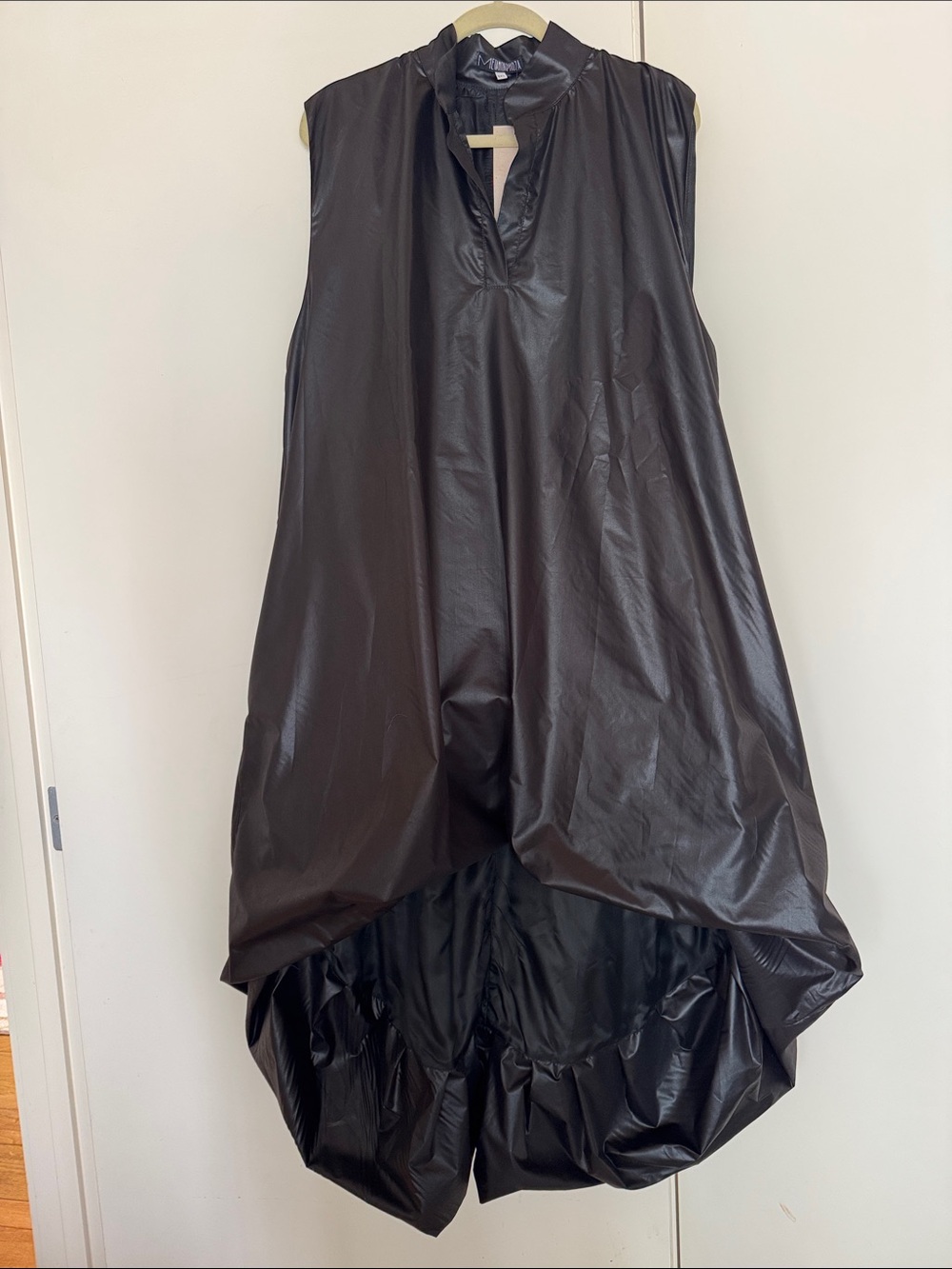 Sleeveless Black Midi Dress – Modern High-Low Design